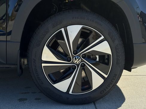 New 2025 Volkswagen Taos SE image 7