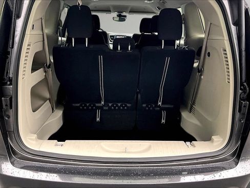 Used 2023 Chrysler Voyager LX FWD image 7