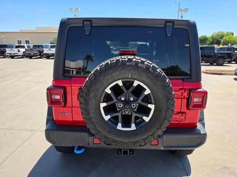 Used 2025 Jeep Wrangler Unlimited Rubicon 4xe w/ Convenience Group AWD/4WD image 5