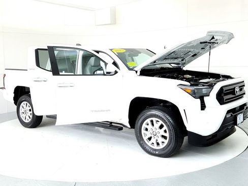 Used 2025 Toyota Tacoma SR5 AWD/4WD image 12