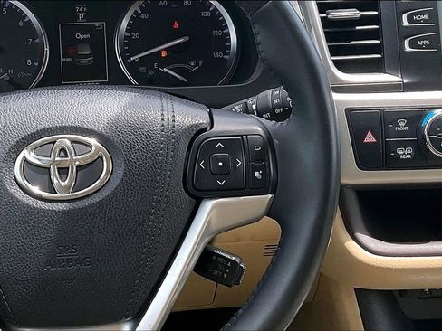 Used 2016 Toyota Highlander XLE FWD image 19