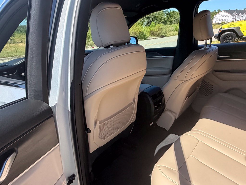 Used 2025 Jeep Grand Cherokee Limited AWD/4WD image 35