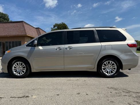 Used 2017 Toyota Sienna XLE FWD image 2