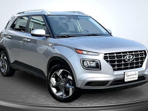 Used 2024 Hyundai Venue SEL FWD image 3