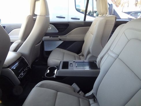 Used 2021 Lincoln Aviator Reserve w/ Equipment Group 202A image 7