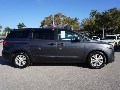 Used 2017 Kia Sedona LX image 13