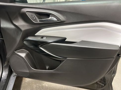 Used 2025 Chevrolet Trax LT image 11