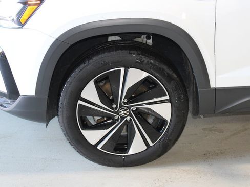 Used 2024 Volkswagen Taos SE w/ Panoramic Sunroof Package AWD/4WD image 4