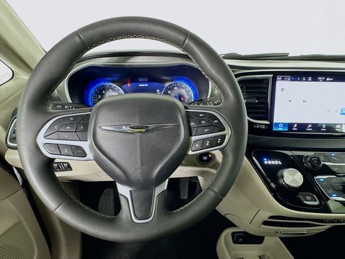 Used 2023 Chrysler Pacifica Touring-L FWD image 11