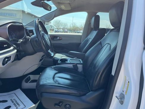 Used 2018 Chrysler Pacifica Touring-L Plus image 11