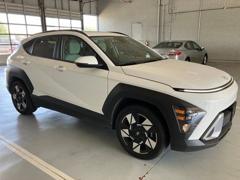 Used 2025 Hyundai Kona SEL FWD image 3