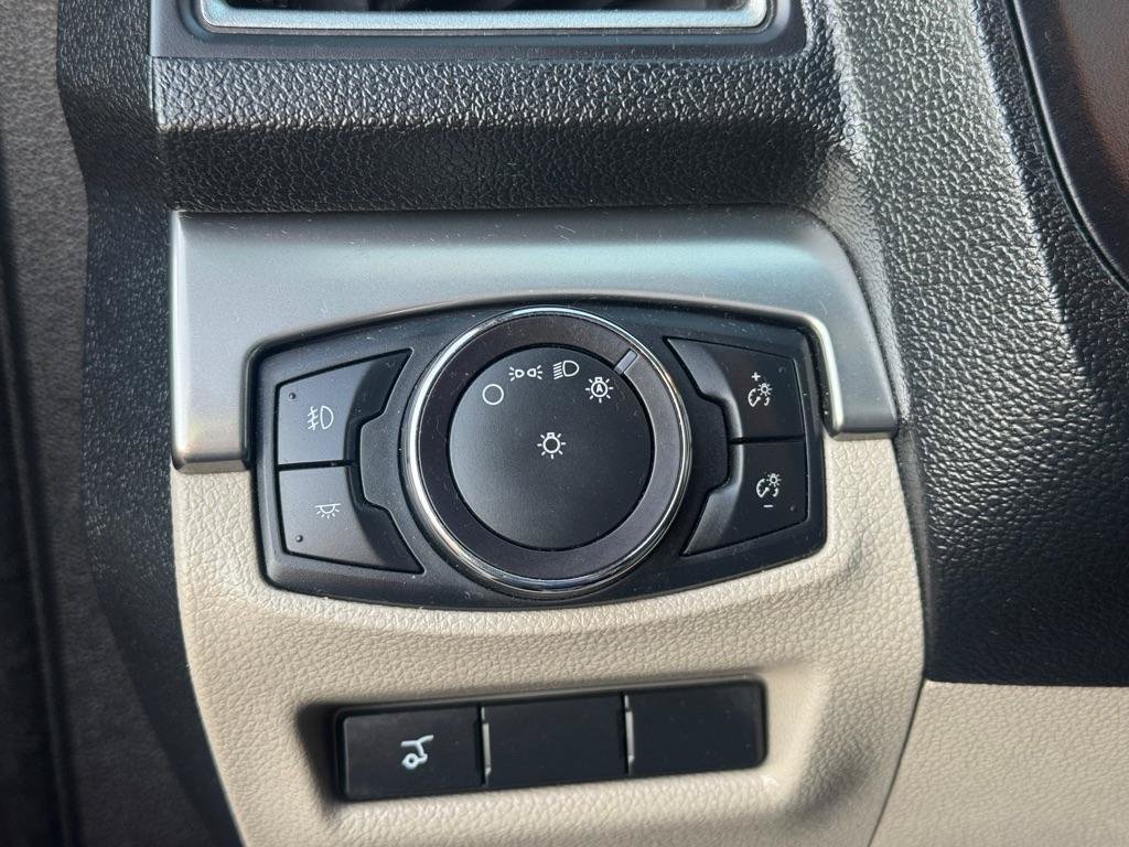 Used 2018 Ford Explorer XLT w/ Equipment Group 201A FWD image 24