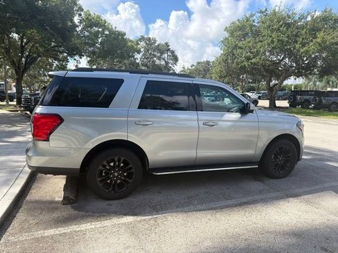 Used 2023 Ford Expedition XLT RWD image 3