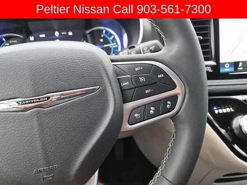 Used 2024 Chrysler Pacifica Limited FWD image 32