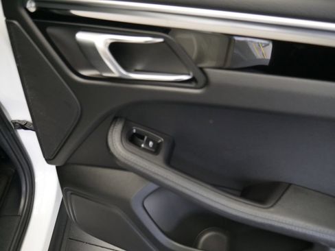 Certified 2023 Porsche Macan AWD/4WD image 27