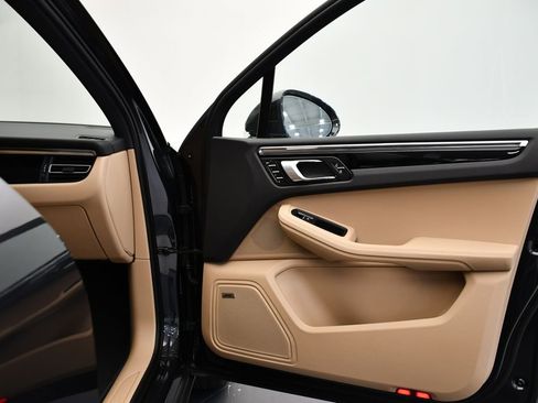 Certified 2025 Porsche Macan image 45