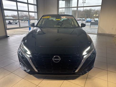 Used 2024 Nissan Altima 2.5 SV image 2