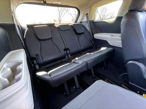 Used 2023 Kia Carnival LX image 29