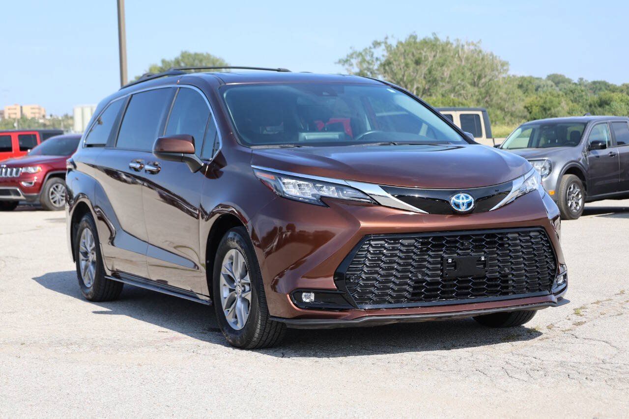 Used 2021 Toyota Sienna XLE FWD image 4