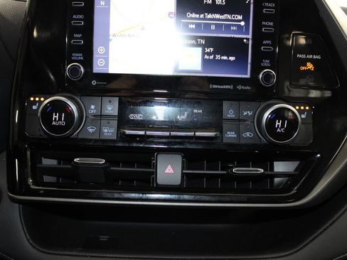 Used 2022 Toyota Highlander XLE AWD/4WD image 46