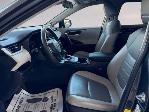Used 2020 Toyota RAV4 Limited image 9