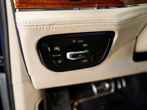 Used 2021 Bentley Bentayga image 38