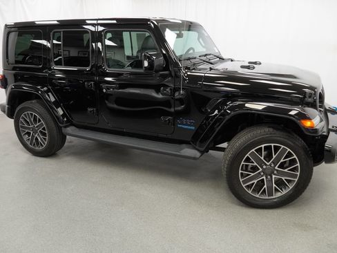 Used 2022 Jeep Wrangler Unlimited Sahara AWD/4WD image 9