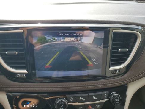 Used 2021 Chrysler Pacifica Touring FWD image 18