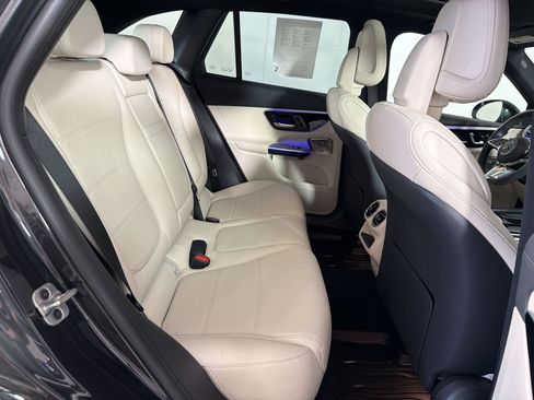 Used 2025 Mercedes-Benz GLC 300 4MATIC image 31