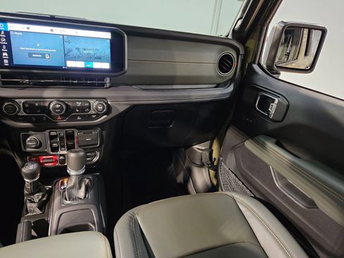 Used 2025 Jeep Gladiator Mojave w/ Convenience Group image 11