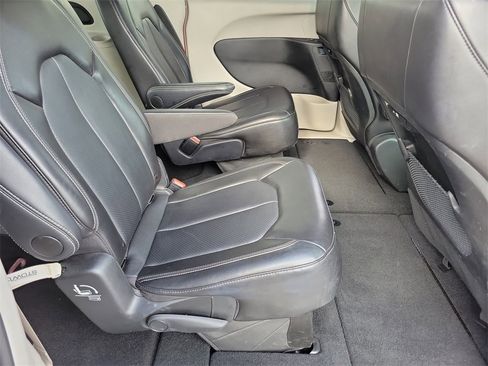 Used 2024 Chrysler Pacifica Touring-L image 22