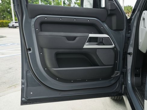 Used 2022 Land Rover Defender 110 SE image 31