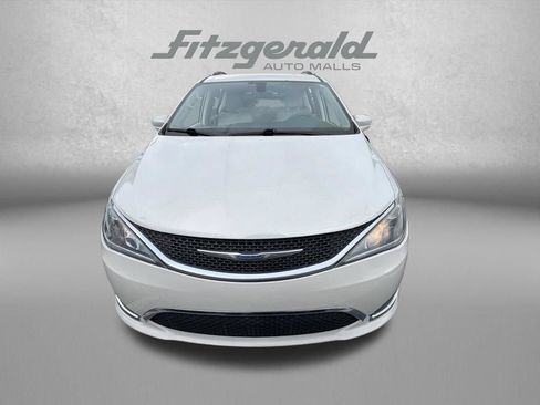 Used 2019 Chrysler Pacifica Touring-L FWD image 2