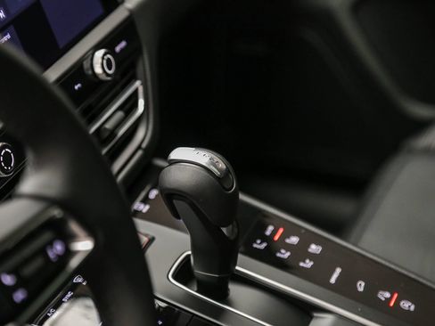 Certified 2026 Porsche Macan AWD/4WD image 24