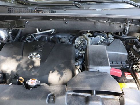 Used 2018 Toyota Highlander Plus AWD/4WD image 41