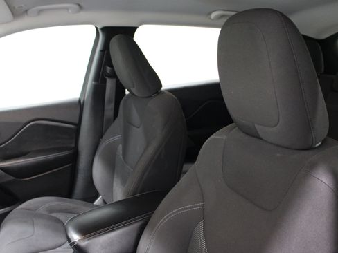 Used 2019 Jeep Cherokee Latitude w/ Popular Appearance Group FWD image 4