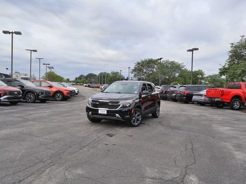 Used 2024 Kia Seltos LX AWD/4WD image 2