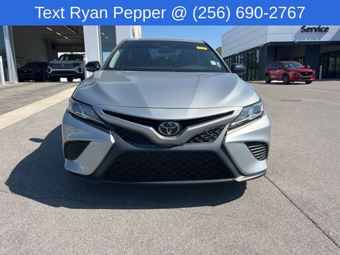 Used 2020 Toyota Camry SE image 2