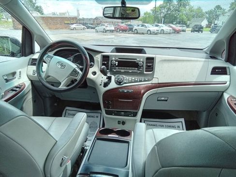 Used 2011 Toyota Sienna Limited w/ Entertainment Pkg FWD image 7