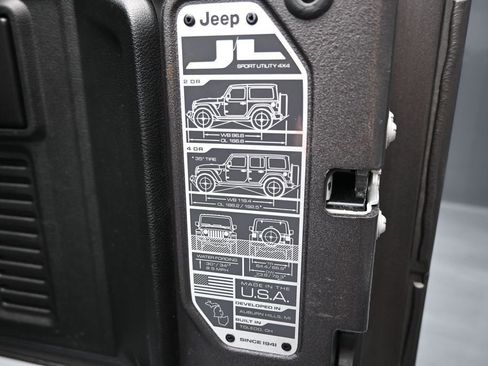 Used 2025 Jeep Wrangler Unlimited Sahara w/ Safety Group AWD/4WD image 27