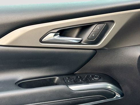 Used 2025 Chevrolet Traverse LT image 18