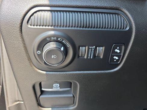 Used 2023 Jeep Wagoneer 4WD w/ Premium Group I image 27