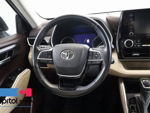 Used 2021 Toyota Highlander XLE AWD/4WD image 15