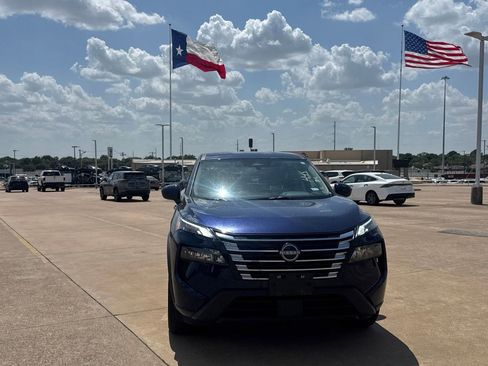Certified 2025 Nissan Rogue SV FWD image 4