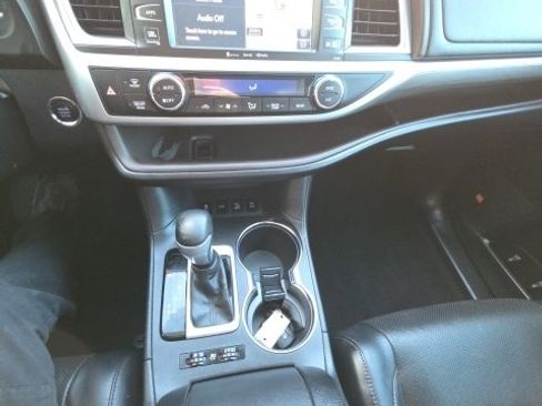 Used 2019 Toyota Highlander Limited w/ Carpet Mat Package (TMS) image 10