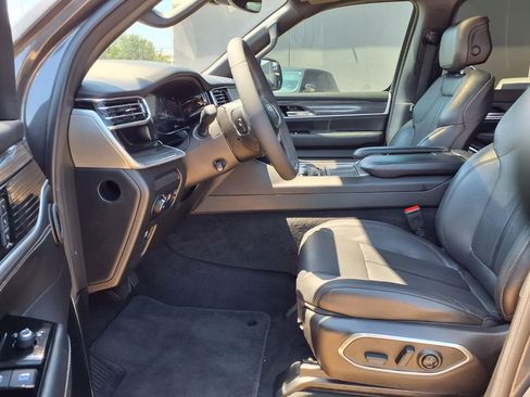 Used 2022 Jeep Wagoneer Series III w/ Premium Group I AWD/4WD image 11