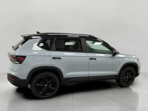 New 2026 Volkswagen Taos SE image 2