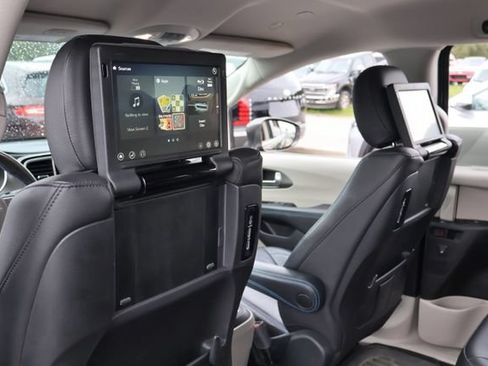 Used 2021 Chrysler Pacifica Touring-L w/ Uconnect Theater Family Group AWD/4WD image 12
