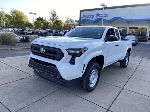 Used 2024 Toyota Tacoma SR image 4