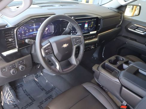 Used 2024 Chevrolet Silverado 1500 LT w/ Z71 Off-Road Package image 18